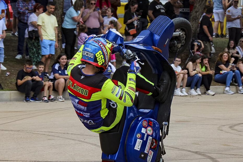 Stunt con una Vespa