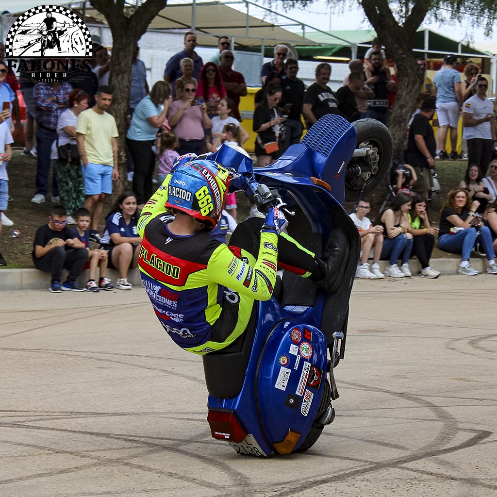 Stunt con una Vespa